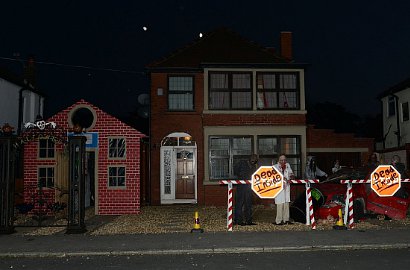 Keluarga Ini Habis Rp 413 Juta Demi Dekorasi Rumah Hantu Khusus Halloween