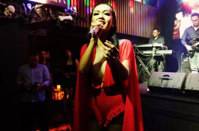 Ngedance 'Worth It', Julia Perez Seksi Pakai Gaun Belahan Dada Rendah