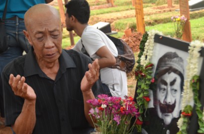 Pak Raden Meninggal, Pak Ogah Menangis