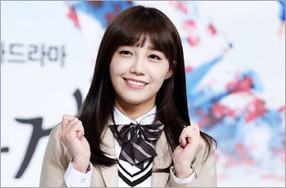 Lucunya Manajer Ganteng A-Pink Gantikan Posisi Eun Ji Saat Latihan Konser