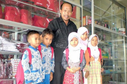 Hebat, Pria Ini Buat Toko Alat Sekolah Gratis untuk Siswa Kurang Mampu