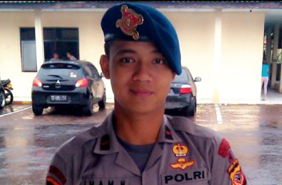 Bertarung Sendirian, Polisi Ganteng Ini Berhasil Kalahkan 7 Penjahat