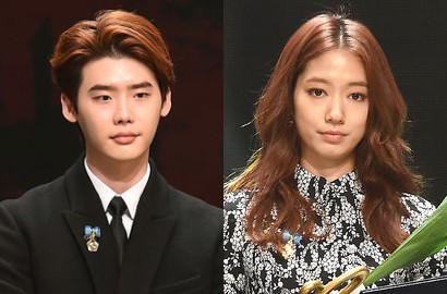 Cieee, Lee Jong Suk-Park Shin Hye Saling Pandang Mesra di Acara Penghargaan
