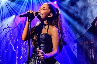 Dilempar Handphone Saat Manggung, Ini Reaksi Ariana Grande