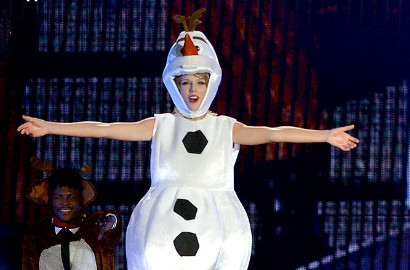 Taylor Swift Dandan Ala Olaf 'Frozen', Undang Pelantun 'Let It Go' Saat Konser