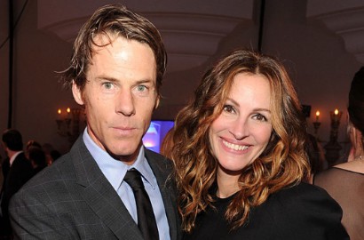 Nonton Pertandingan Sepak Bola Anak, Julia Roberts dan Suami Malah Asyik Ciuman