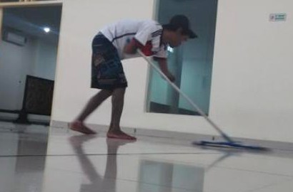 Tanpa Tangan, Pemuda Ini Sanggup Bersihkan Masjid Dua Lantai