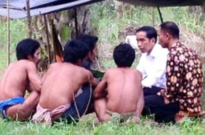 Disebut Settingan, Begini Kronologi Pertemuan Jokowi dengan Suku Anak Dalam