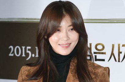 Bukan Jung Yu Mi, Ha Ji Won Dukung Kang Dong Won di Premiere 'Black Priest'