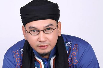Kakak Mendiang Ustadz Jeffry Al Buchori Dikabarkan Cerai Istri Siri via BBM
