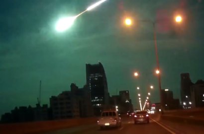 Lagi, Bola Meteor Kembali Terekam Kamera Jatuh di Langit Bangkok