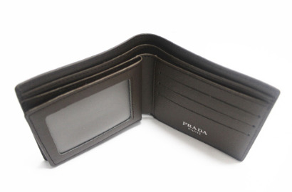 Wah, Dompet Ini Bisa untuk Simpan Duit Sekaligus Charger Smartphone
