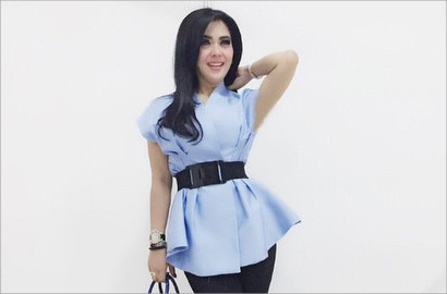 Syahrini Naik Helikopter ke Lombok Karena Anak Gunung Rinjani Meletus