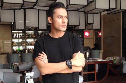 Indra Bruggman Enjoy Foto Bareng Wanita, Soraya Abdullah Malah Dibully