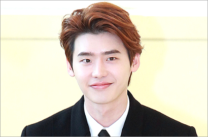 Tampil Gondrong Ala 90-an, Fans Protes Minta Lee Jong Suk Segera Potong Rambut