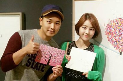 Kompak Pakai Baju Merah, Sungmin SuJu Senyum Girang Bisa Ketemu Kim Sa Eun