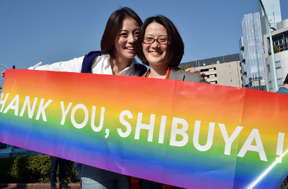 Tokyo Terbitkan 'Buku Nikah' Pertama Pasangan Sesama Jenis