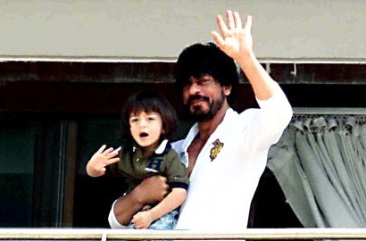 Imutnya AbRam Putra Shahrukh Khan di Pangkuan Karan Johar