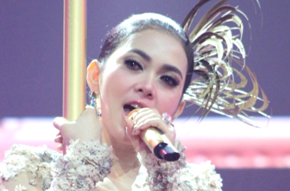 Syahrini Beri 'Cium' dan Ucapan Mesra untuk Ultah 'My Sayang' DJ Dash Berlin