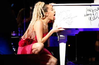Dukung LGBT, Piano Bekas Jilatan Miley Cyrus Dilelang Rp 683 Juta