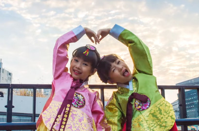 Rilis MV Korea 'Happy', Duo Cilik Asal Tiongkok Dicibir Lantaran Pakai Baju Super Minim