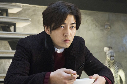 Sambut Hari Valentine Korea, Yoon Kye Sang Malah Galak di Poster 'Dramatic Night'