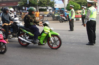 Rayakan Hari Pahlawan, Pengendara Lakukan 'Upacara' 60 Detik