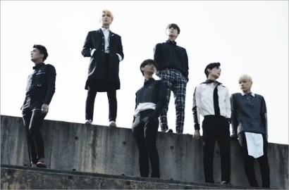 Dibelenggu Cewek Cantik, VIXX Dambakan Kebebasan di MV 'Chained Up'