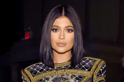 Kylie Jenner Pamer Tato di Pinggul, Ukiran Nama Tyga?