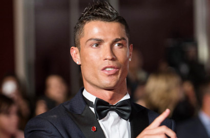 Cara Instan Cristiano Ronaldo Selfie Bareng Fans Ini Bakal Bikin Ngakak