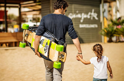 Uniknya Cara Papa Ganteng Ini Main Skateboard Sambil Asuh Anak
