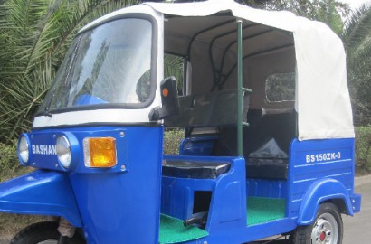 Pria India Pecahkan Rekor Kendarai Bajaj Terjauh dengan Dua Roda