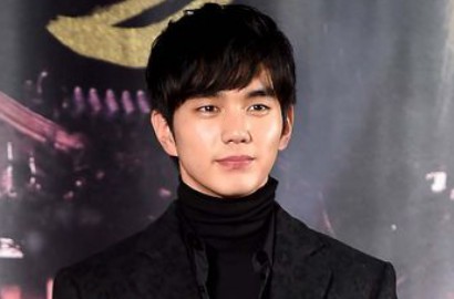 Melamun di Foto Teaser 'Imaginary Cat', Yoo Seung Ho Tetap Tampan Mempesona