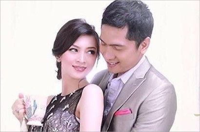 Jelang Persalinan, Donita dan Adi Nugroho Pose Mesra di Ranjang