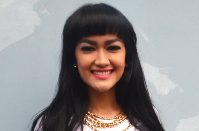 Julia Perez Tiba-Tiba Kentut di Depan Wartawan Saat Sedang Wawancara