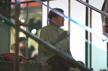 Tunjukkan Sisi Lain Gangnam, Video Nenek Penjual Permen Karet Ini Bikin Terharu