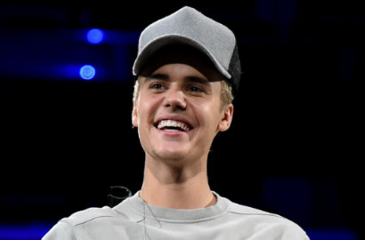 Konser di LA, Justin Bieber Ajak Penonton Berdoa untuk Tragedi Paris