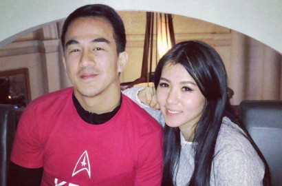 Rayakan 10 Tahun Nikah, Joe Taslim Cium Mesra Istri Sambil Lompat Tebing