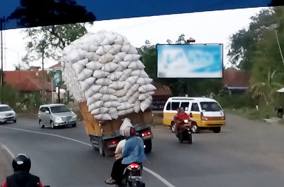 Truk Terguling di Indonesia Bikin Netter Internasional Ngakak, Sekocak Apa?