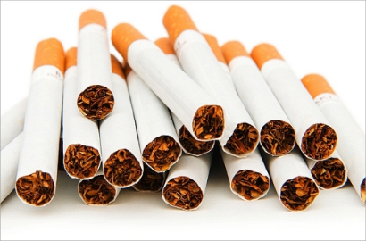 Kocak, Pria Ini Pakai Galon untuk Hisap Puluhan Rokok Sekaligus