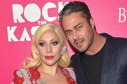 Tampil Polos Saat Selfie Bareng Tunangan, Lady GaGa Tetap Cantik?