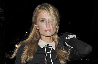 Hangout di London Bareng Adik, Paris Hilton Pilih Gaya Ala Anak Sekolah