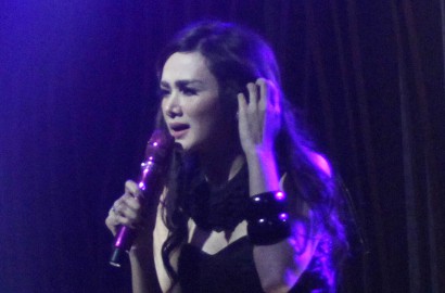 Pegangi Perut dan Pakai Gaun Mengembang, Mulan Jameela Beneran Hamil Lagi?