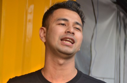 Raffi Ahmad Gandeng Dua Wanita Cantik, Siapa Mereka?