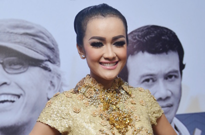 Raih Gelar Sarjana Hukum, Julia Perez Deg-Degan Saat Wisuda