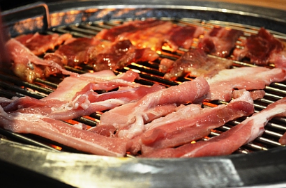 Wow, Makan Yakiniku di Sini Dilayani Cowok-Cowok Macho