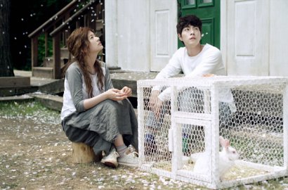 Hong Jong Hyun Tunjukkan Wajah Sedih di Video 'Alice: Boy from Wonderland'