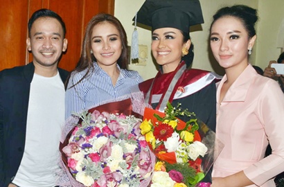 Ayu Ting Ting, Zaskia Gotik dan Ruben Turut Hadir di Wisuda Julia Perez
