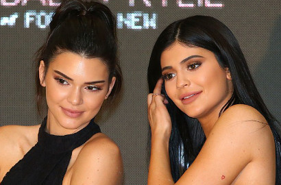 Waduh, Kendall dan Kylie Jenner Pamer Aksi Ciuman Lidah