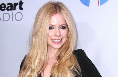 Dua Bulan Cerai, Avril Lavigne Sudah Ajak Pria Lain Tinggal Bareng